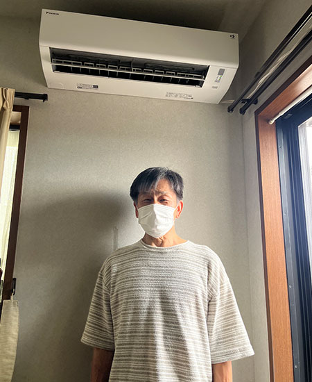 施工後の壁掛エアコンとお客様