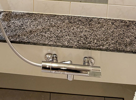 TOTO 浴室用水栓『GG』[壁付タイプ][洗い場専用][サーモスタット付シャワーバス混合栓][スパウト0mm][コンフォートウエーブ(樹脂)シャワー]