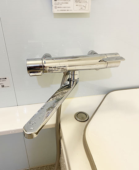 TOTO 浴室用水栓『GG』[壁付タイプ] [洗い場・浴槽兼用] [サーモスタット付シャワーバス混合栓] [スパウト220mm] [コンフォートウエーブ(樹脂)シャワー]