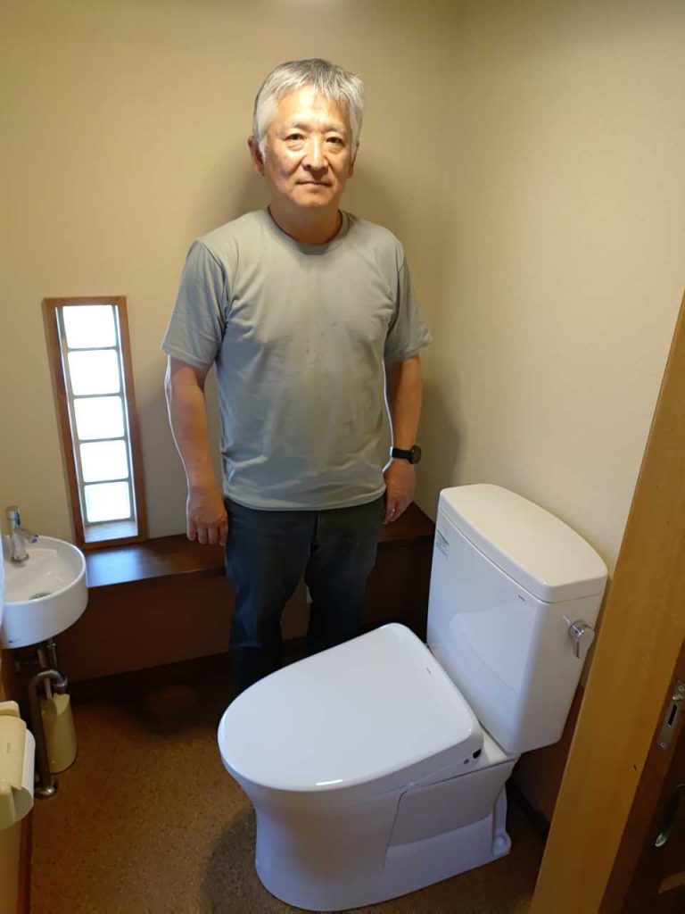 施工後のトイレとお客様