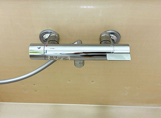 TOTO 浴室用水栓『GG』[壁付タイプ][洗い場専用][サーモスタット付シャワーバス混合栓][スパウト0mm][コンフォートウエーブ(樹脂)シャワー]