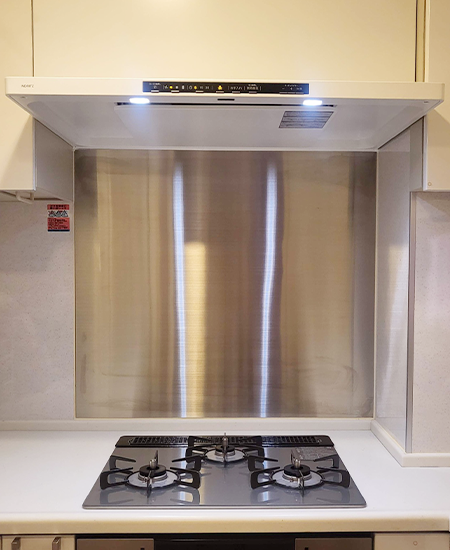 リンナイ ビルトインガスコンロ『リッセ』[天板幅:60cm][天板カラー:クラシックミラー][ごとく:ホーロー][レンジフード連動][オーブン接続可][付属:ココットプレート] 、ノーリツ レンジフード(ノンフィルター・スリム型) 『クララ(コンロ連動あり)』[幅90cm][カラー:ホワイト][ガスコンロ連動]