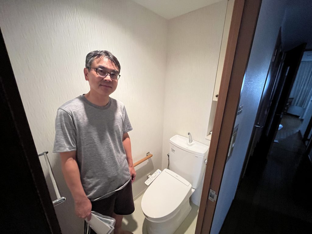 交換後のトイレとお客様