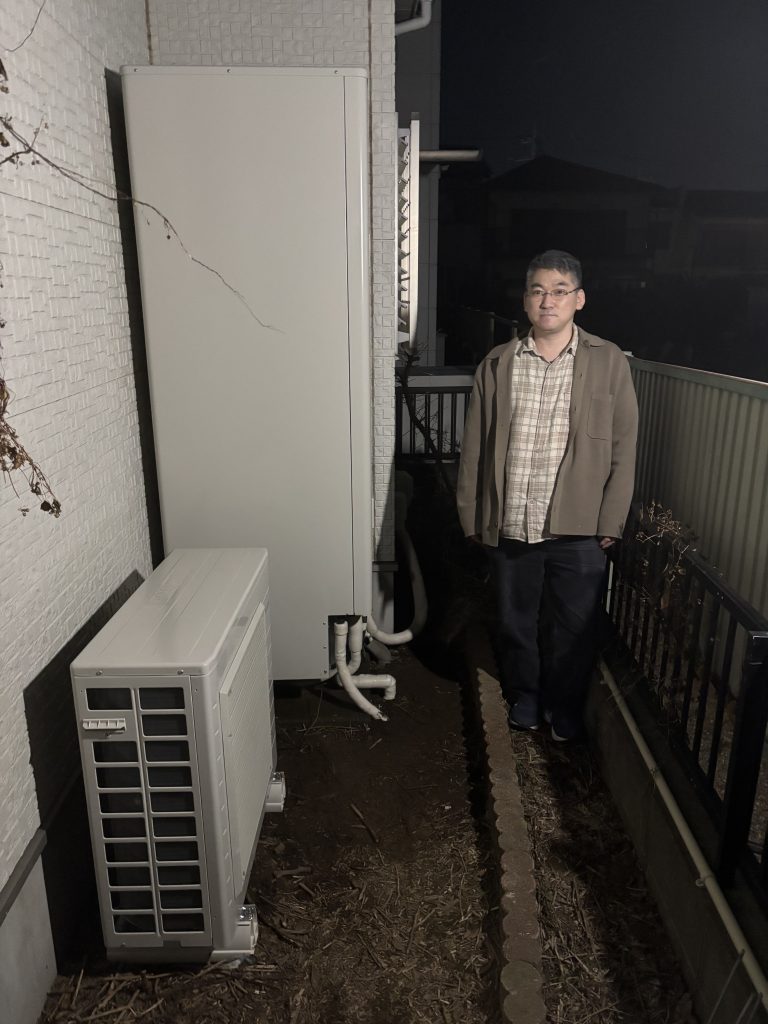 施工後のエコキュートとお客様