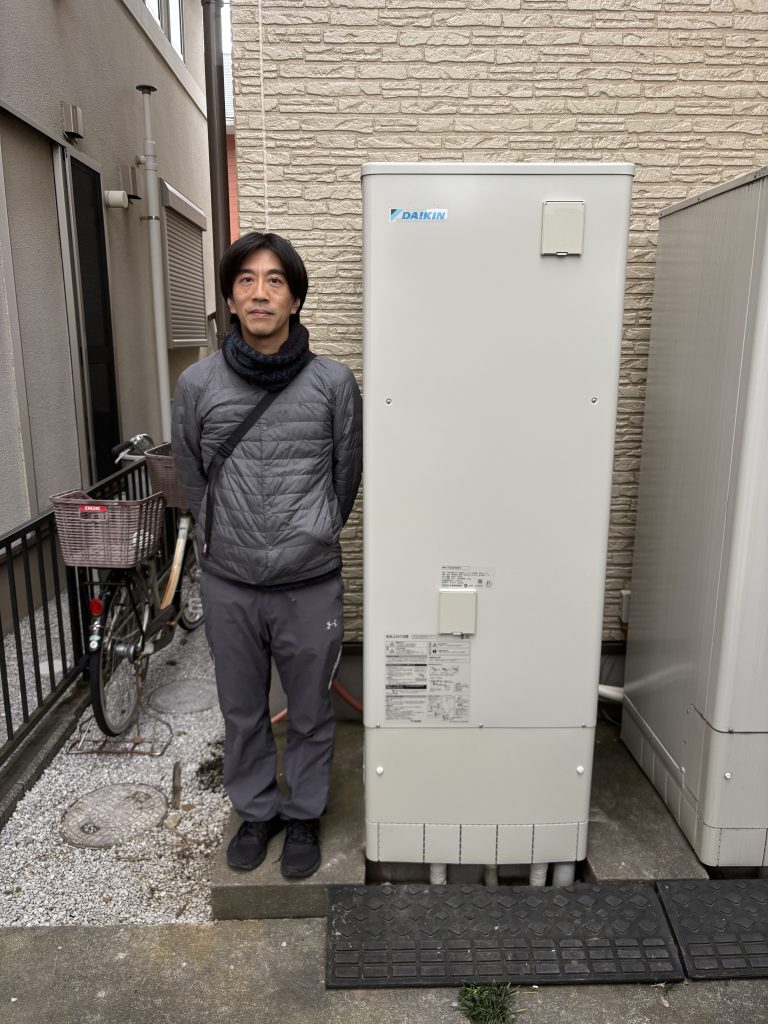 施工後のエコキュートとお客様