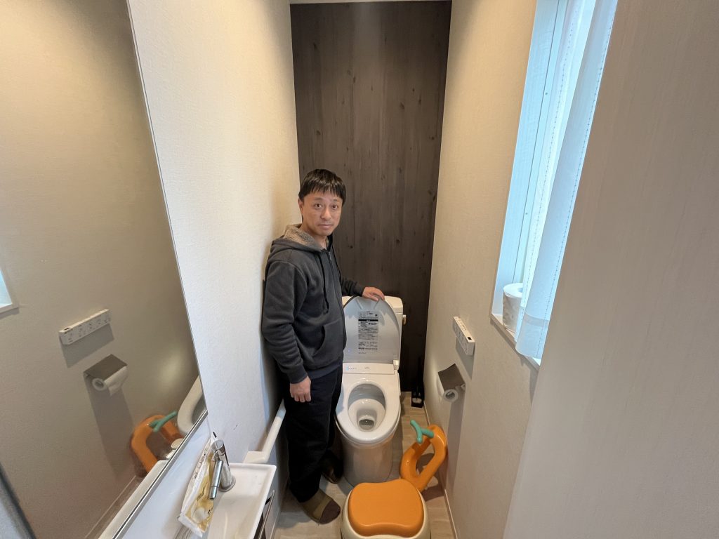 施工後のトイレとお客様