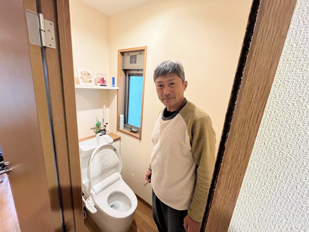施工後のトイレとお客様