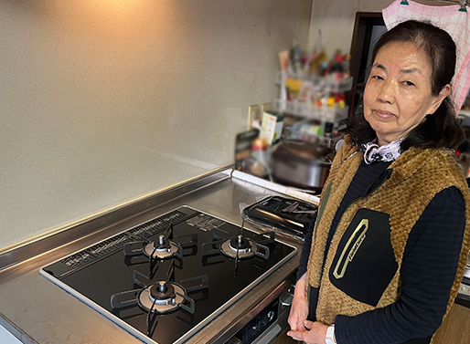 施工後のコンロとお客様