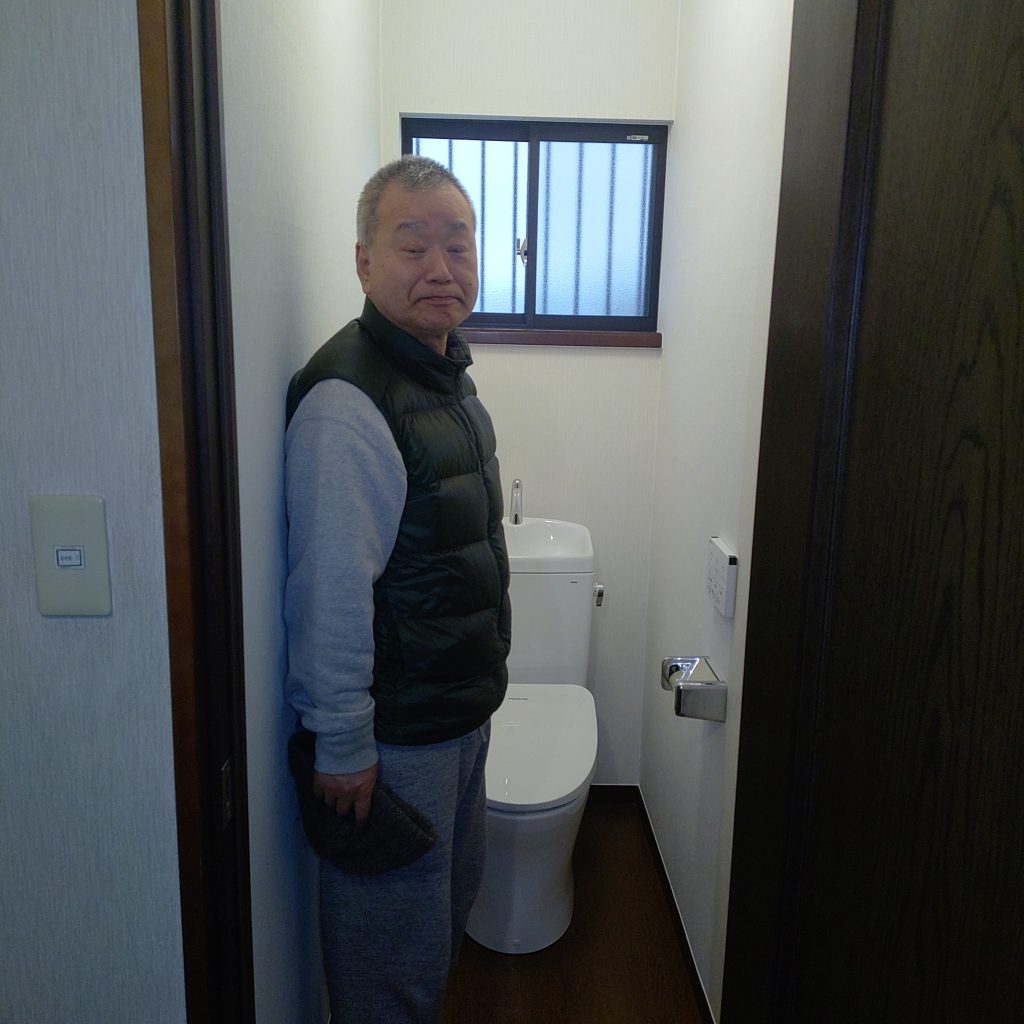 施工後のトイレとお客様