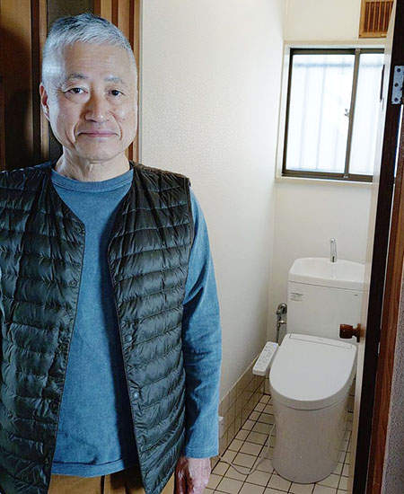 施工後のトイレとお客様