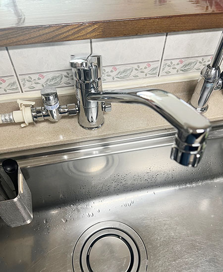 LIXIL(INAX) キッチン用水栓 分岐水栓付キッチン水栓 クロマーレ(エコハンドル) [ワンホールタイプ][キッチンシャワー付][分岐口からは水のみ]