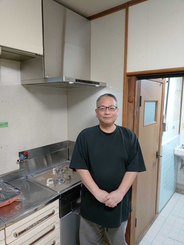 施工後のコンロ・フードとお客様