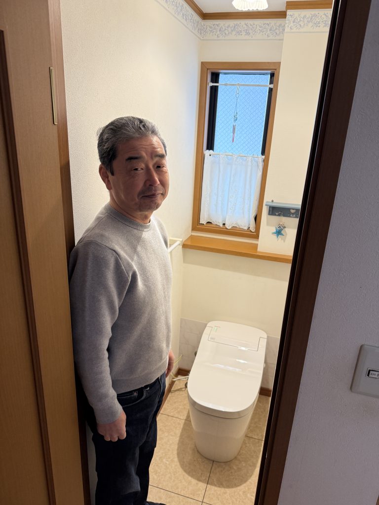 施工後のトイレとお客様