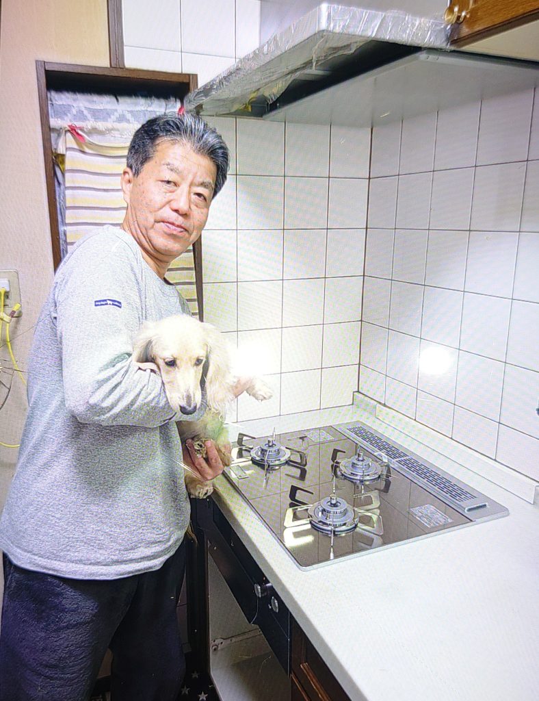 施工後のコンロとお客様