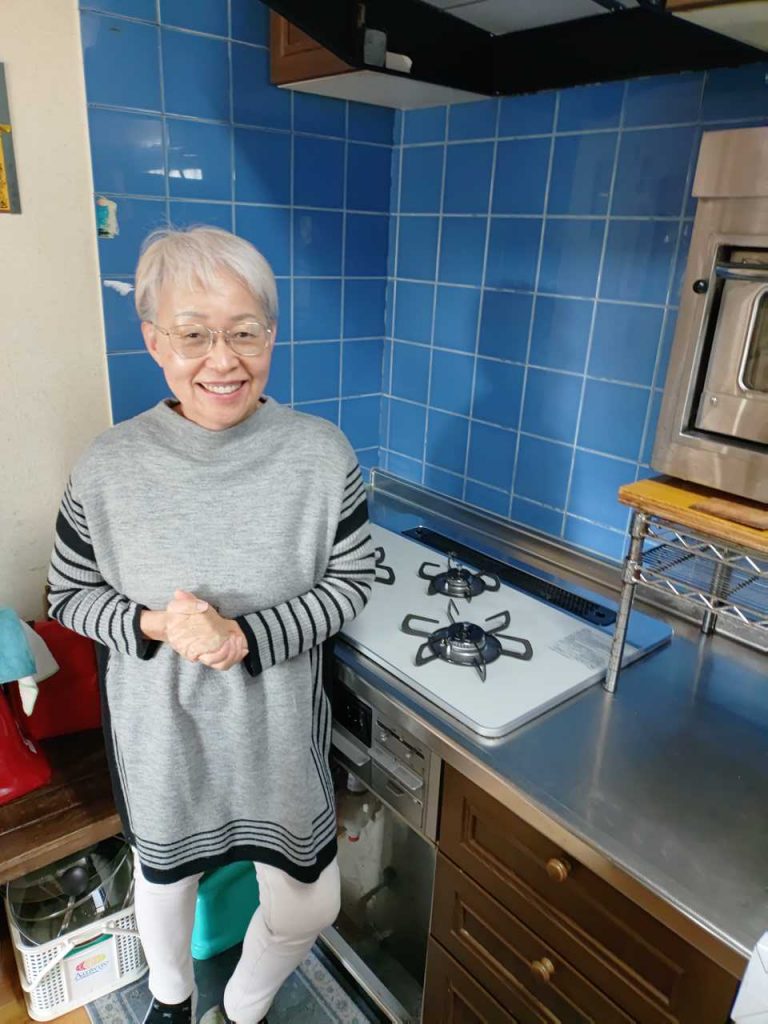 施工後のコンロとお客様