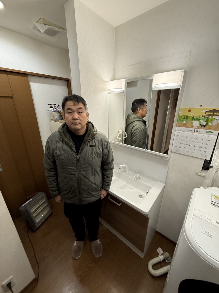 施工後の洗面台とお客様