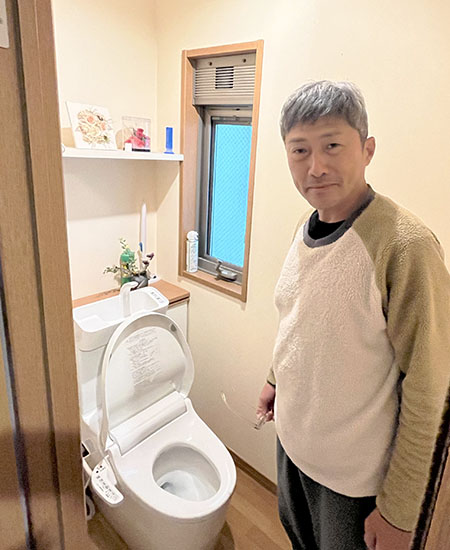 施工後のトイレとお客様