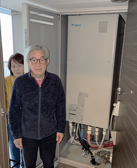 施工後のエコキュートとお客様