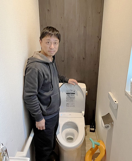 施工後のトイレとお客様