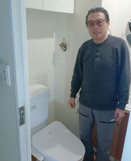 施工後のトイレとお客様
