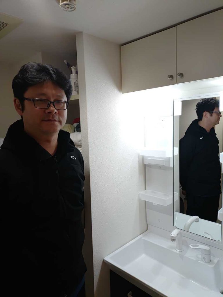 施工後の洗面台とお客様