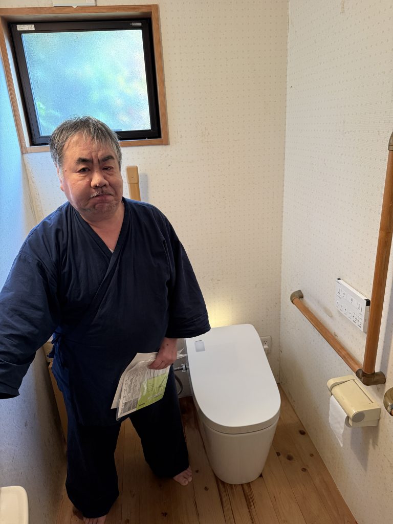 施工後のトイレとお客様
