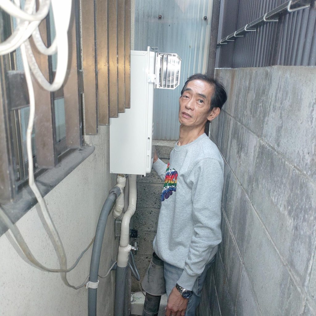 施工後の給湯器とお客様