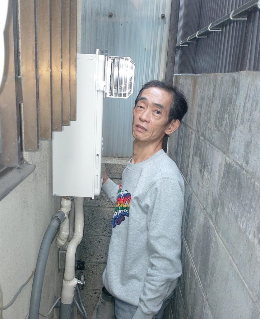 施工後の給湯器とお客様