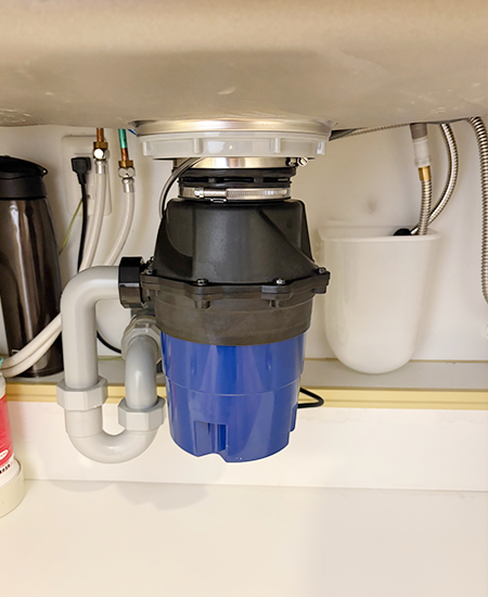 フロム工業 ディスポーザー YS-8100 [手動給水/水栓分岐給水] [蓋スイッチ] [対応排水径：180mm] [電源：100V] [粉砕室容量：1.5L] [本体寸法：幅196×高さ312mm]