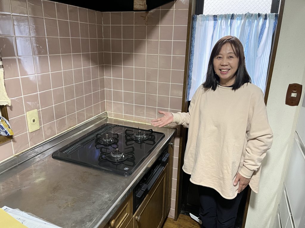 施工後のコンロとお客様