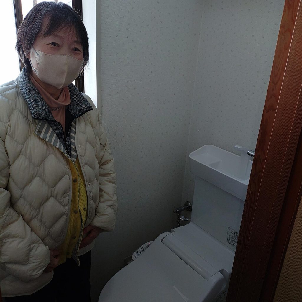 施工後のトイレとお客様
