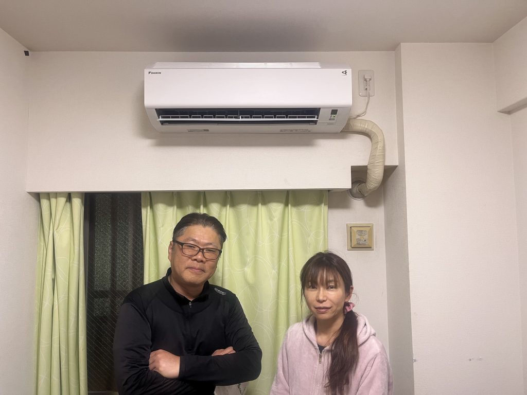 施工後のエアコンとお客様
