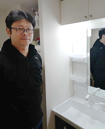 施工後の洗面台とお客様