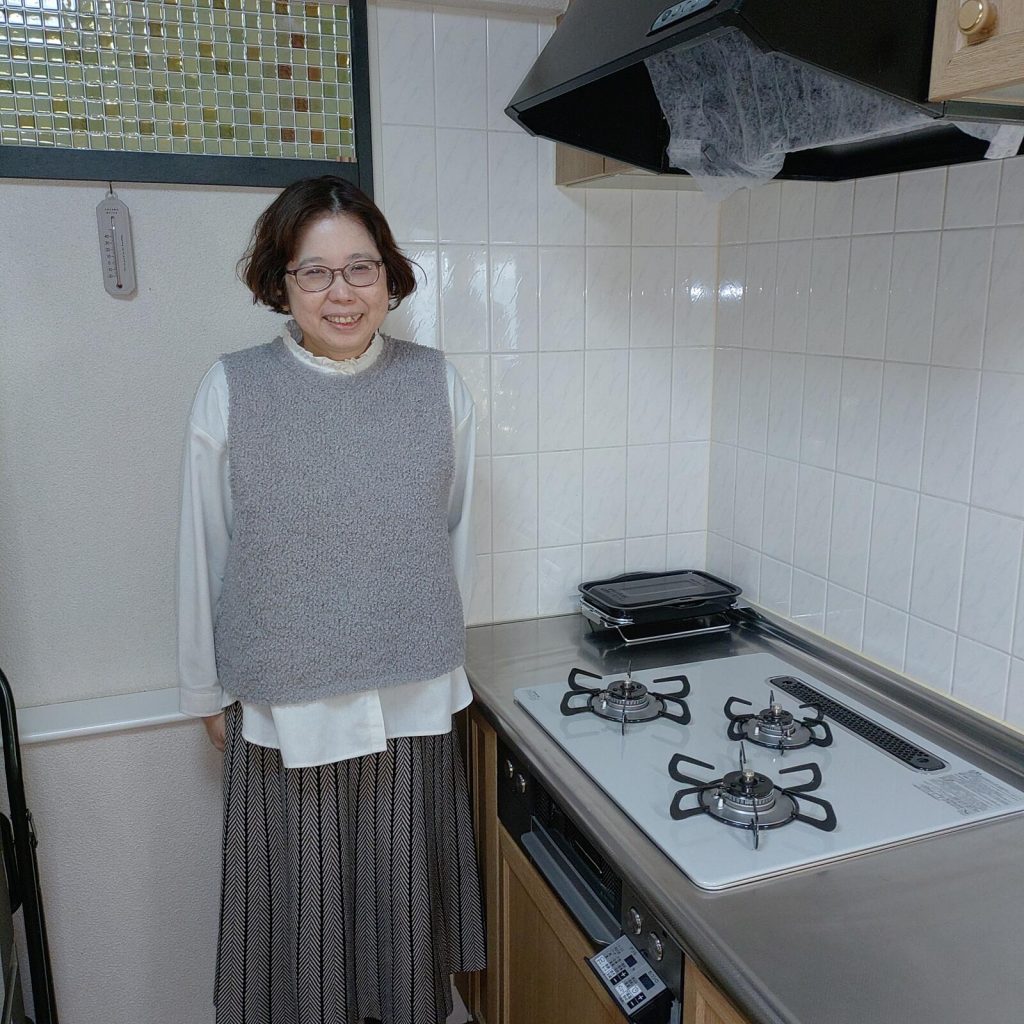 施工後のコンロとお客様