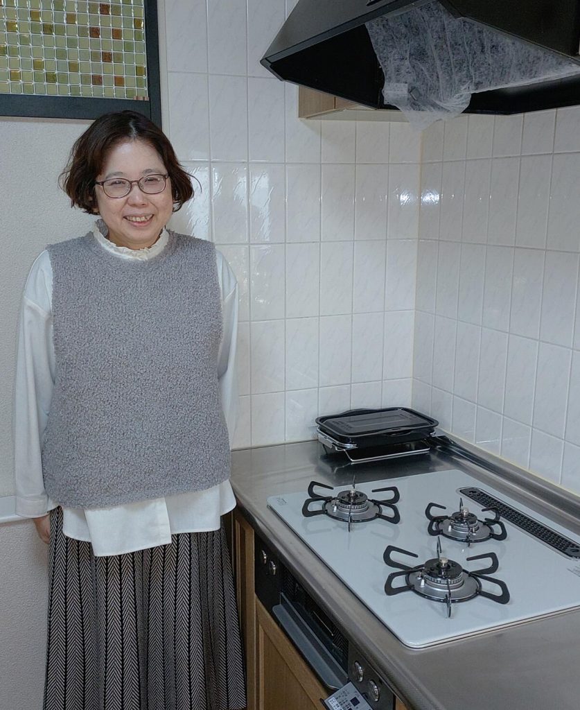 施工後のコンロとお客様