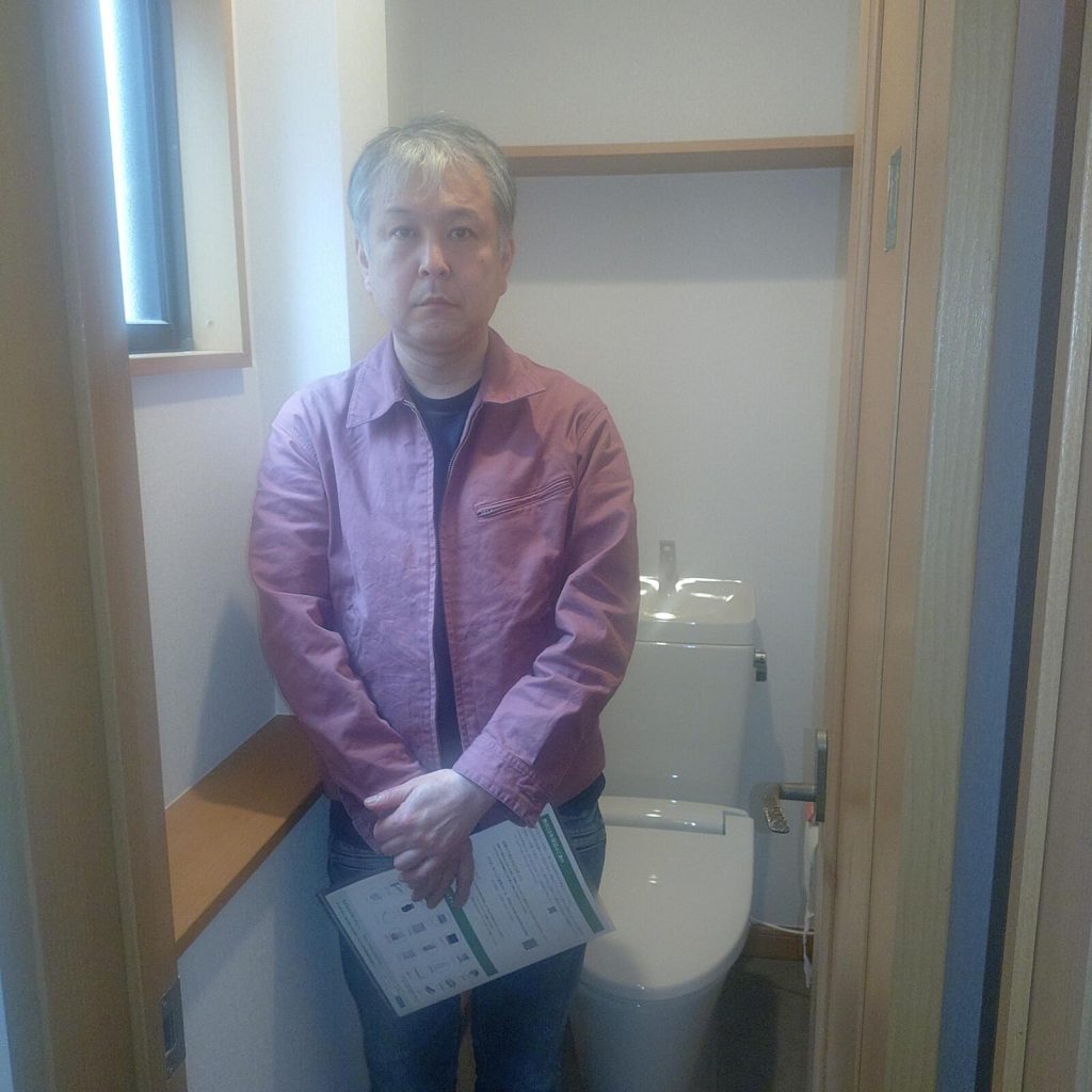 施工後のトイレとお客様