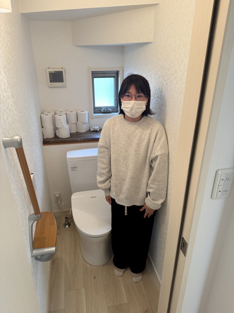 施工後のトイレとお客様