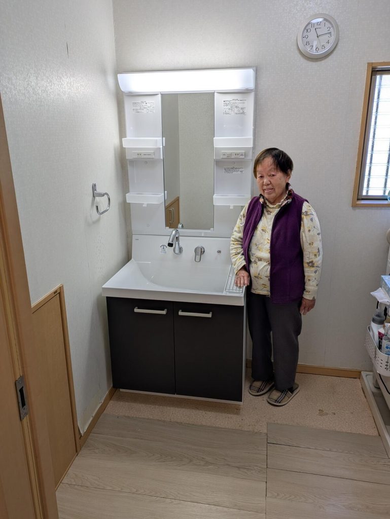 施工後の洗面台とお客様