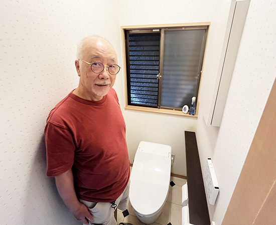 施工後のトイレとお客様