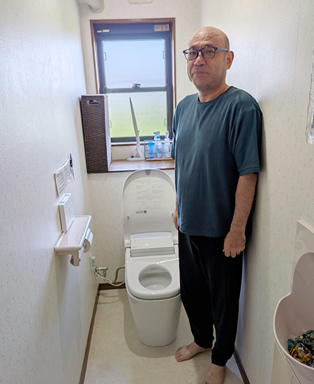 施工後のトイレとお客様