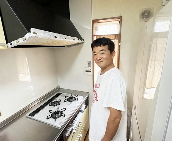施工後のコンロとお客様