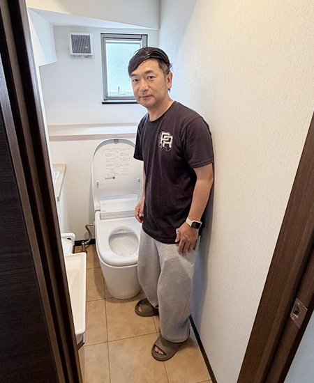 施工後のトイレとお客様