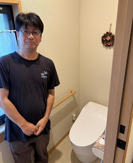 施工後のトイレとお客様