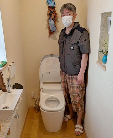施工後のトイレとお客様