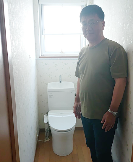 施工後のトイレとお客様