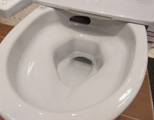 フチレス便器斜めから