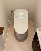 暖色系の床とモダンなタイル柄壁紙を合わせたトイレリフォーム事例画像|TOTO ウォシュレット一体型GG3の施工