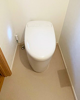 砂目調の床とシックな石目調の壁紙を合わせたトイレリフォーム事例画像|TOTO タンクレストイレRH1の施工