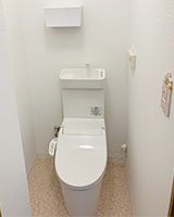 パールインキのモザイク柄床とガラスタイル風の壁紙を合わせたトイレリフォーム事例画像|パナソニック(Panasonic)タンクレストイレ アラウーノVの施工