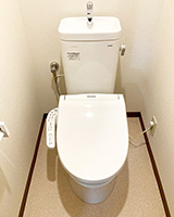 明るいプレーン柄とナチュラルな織物調の壁紙を合わせたトイレリフォーム事例画像|TOTO ピュアレストMR+パナソニック温水洗浄便座 ビューティ・トワレの施工